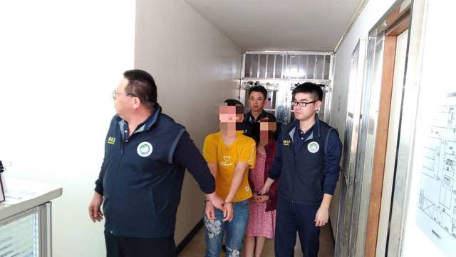 Một phụ nữ 32 tuổi (áo vàng) trong nhóm 152 người nghi bỏ trốn bị bắt ở huyện Gia Nghĩa khi đang ở nhà bạn. Ảnh: Apple Daily.