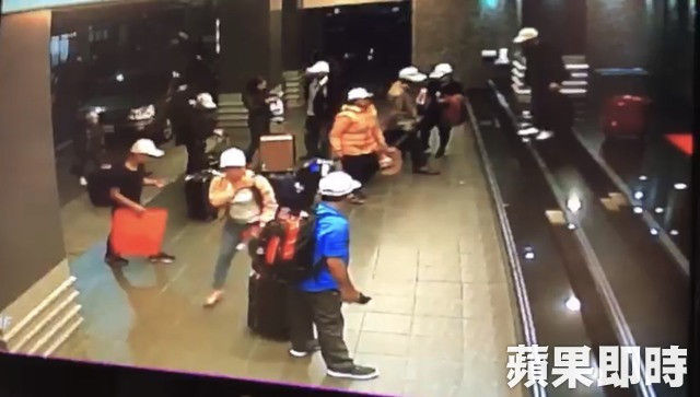 Hình ảnh một số du khách người Việt trước khi mất tích qua camera giám sát của khách sạn. Ảnh: Apple Daily.