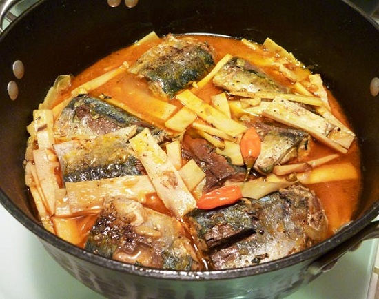 cá-nục-kho-măng-cách-làm