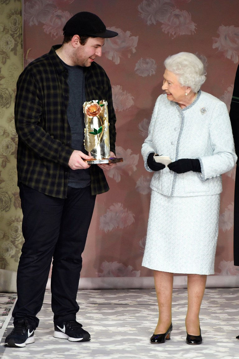   Nữ hoàng Anh trao Giải Nữ hoàng Elizabeth đệ nhị dành cho thiết kế Anh cho Richard Quinn vào tháng 2/2018.  