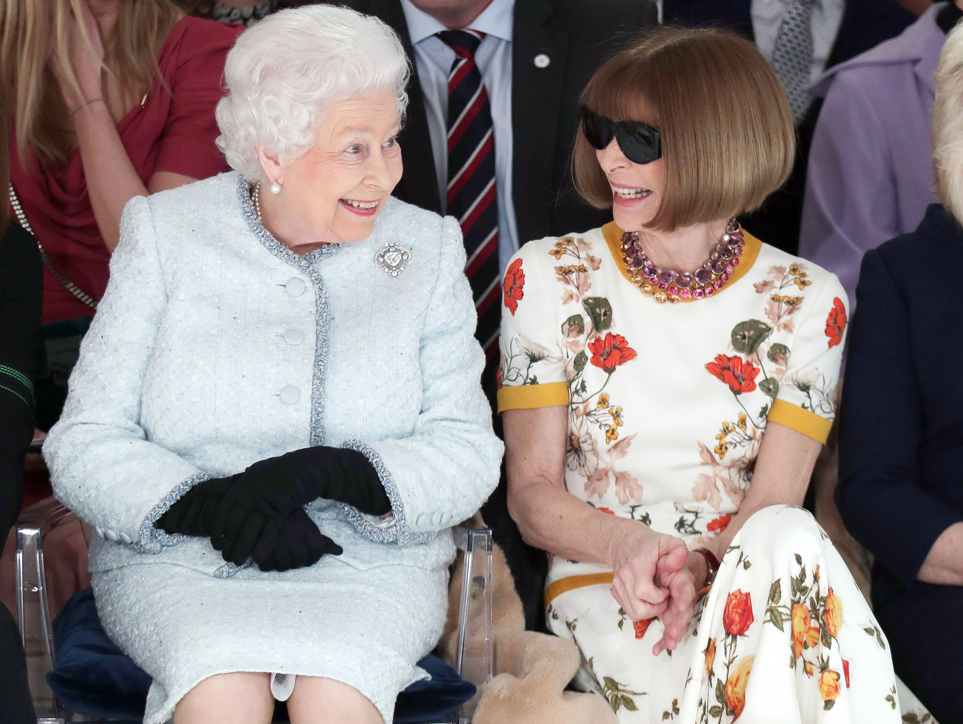   Nữ hoàng Elizabeth II ngồi cạnh Anna Wintour khi xem chương trình của Richard Quinn. Đây là lần đầu tiên Nữ hoàng Anh đi xem chương trình biểu diễn thời trang.  