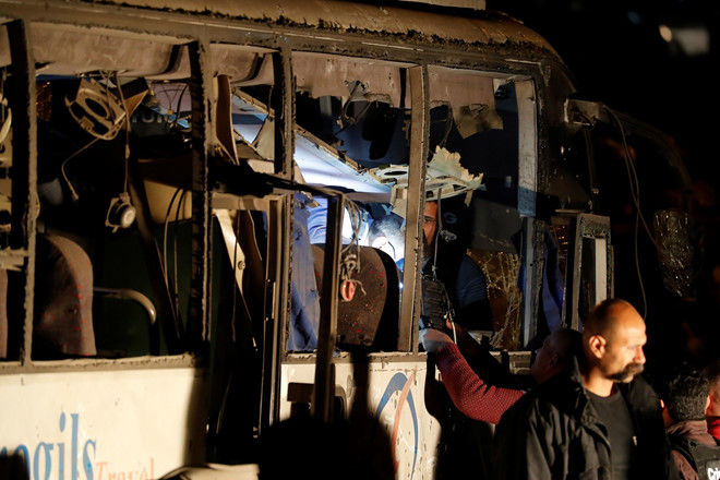 Chiếc xe buýt nát bét sau khi bị trúng bom. Ảnh: Reuters.