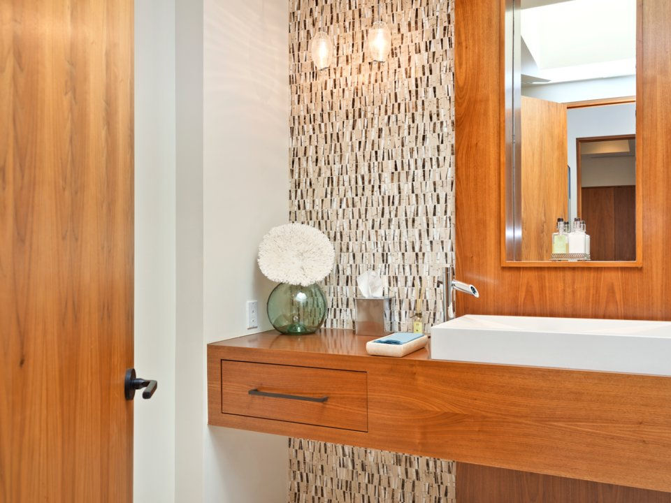 Bảy phòng tắm tuyệt đẹp…(Ảnh: Villa Real Estate)