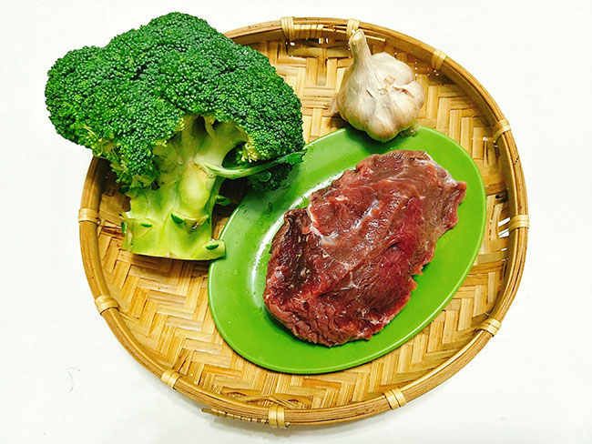 Nguyên liệu cho món bông cải xào thịt bò