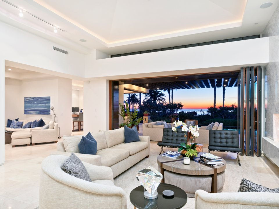 Trần nhà cao thoáng cho phép chủ nhà ngắm trọn cảnh hoàng hôn tuyệt đẹp trên biển Thái Bình Dương. (Ảnh: Villa Real Estate)