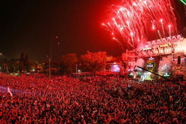  Người dân Thủ đô chào đón năm mới tại quảng trường Đông Kinh Nghĩa Thục (Nguồn ảnh: Dân trí) 