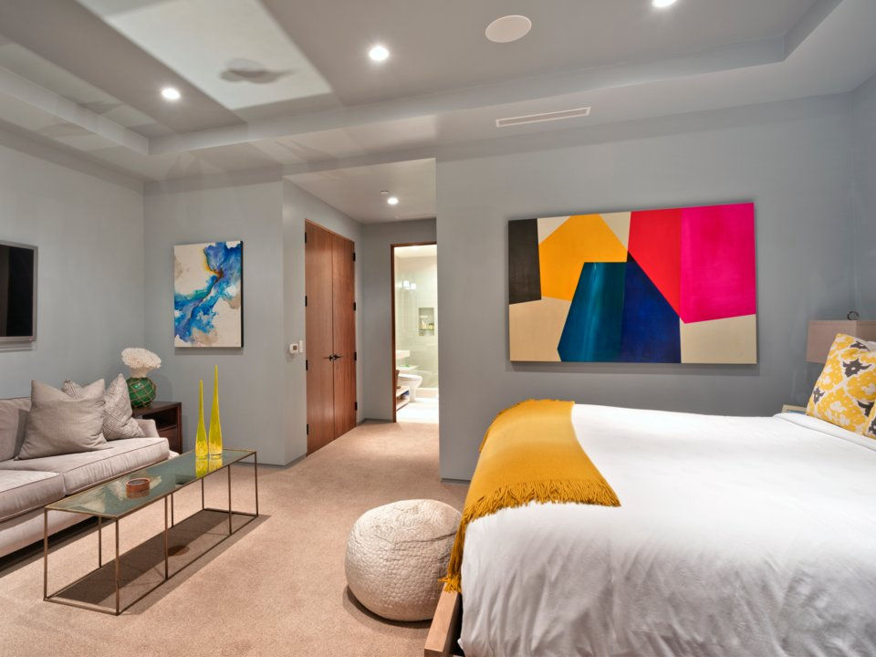 Trong nhà có 6 phòng ngủ được trang trí với những màu sắc trẻ trung, vui nhộn. (Ảnh Villa Real Estate)