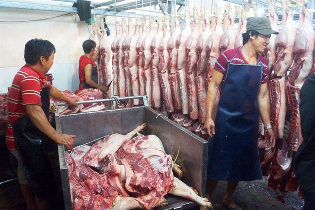 Lượng thịt heo về các chợ đầu mối của TP.HCM tăng do người nuôi đẩy mạnh bán ra.