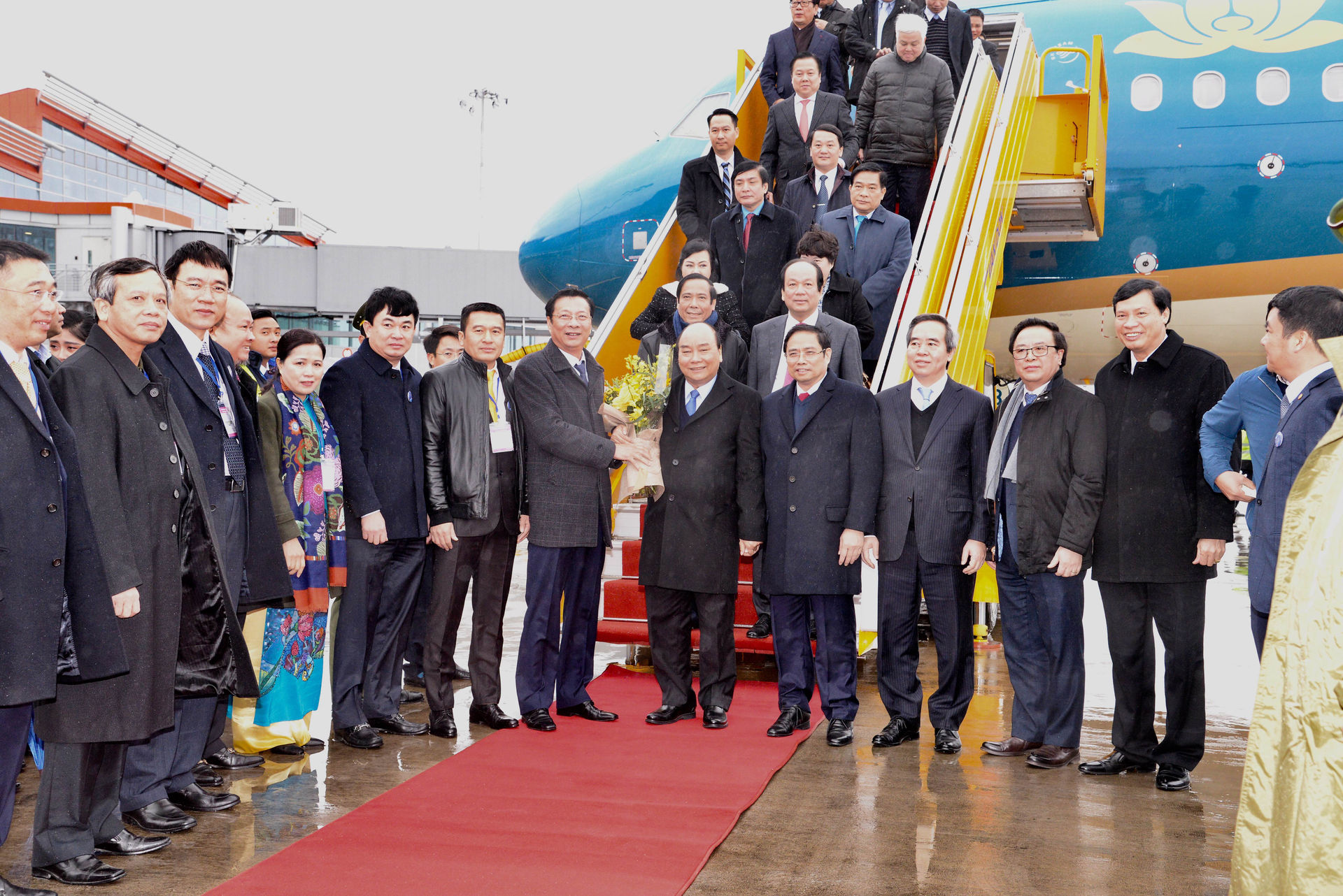 Chào đón Thủ tướng Chính phủ Nguyễn Xuân Phúc đi trên chuyến bay VN9716 của Vietnam Airlines từ Hà Nội hạ cánh tại sân bay Vân Đồn lúc 8h50 ngày 30/12/2018.