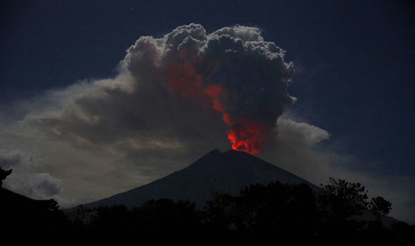 Núi lửa Agung trên đảo Bali, Indonesia lại phun trào