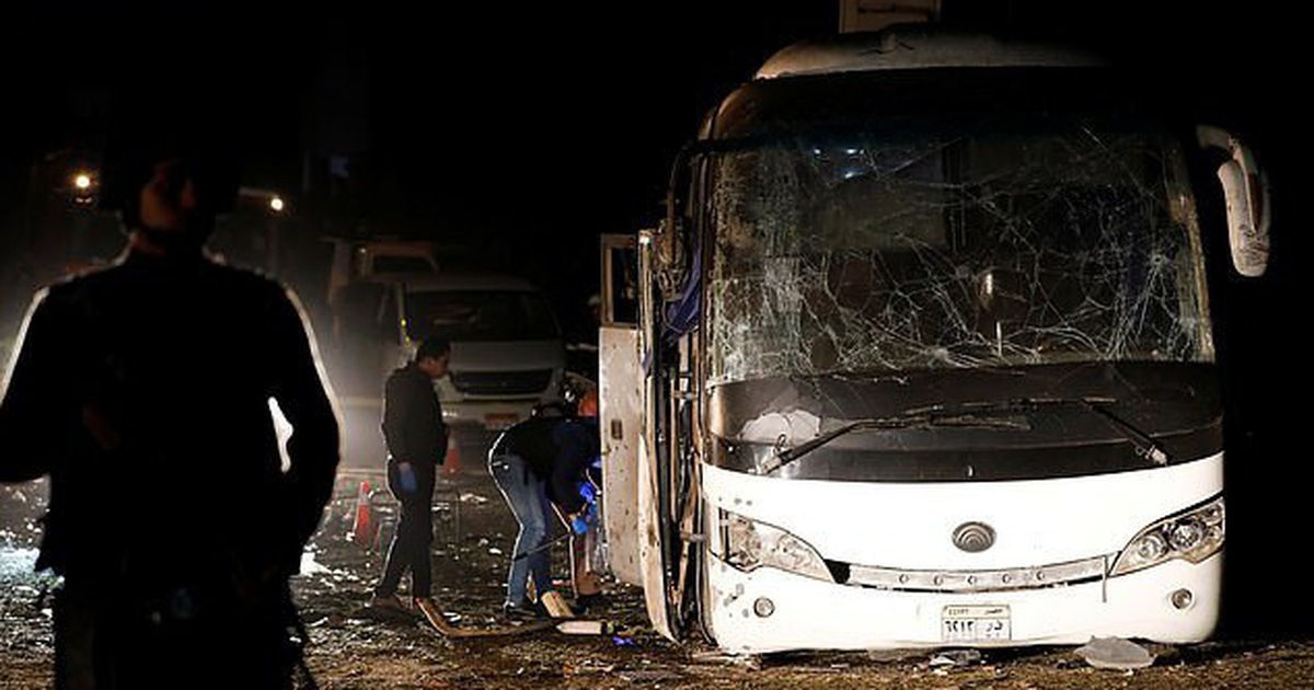   Chiếc xe bus chở đoàn khách du lịch Việt Nam bị đánh bom tại Ai Cập.  