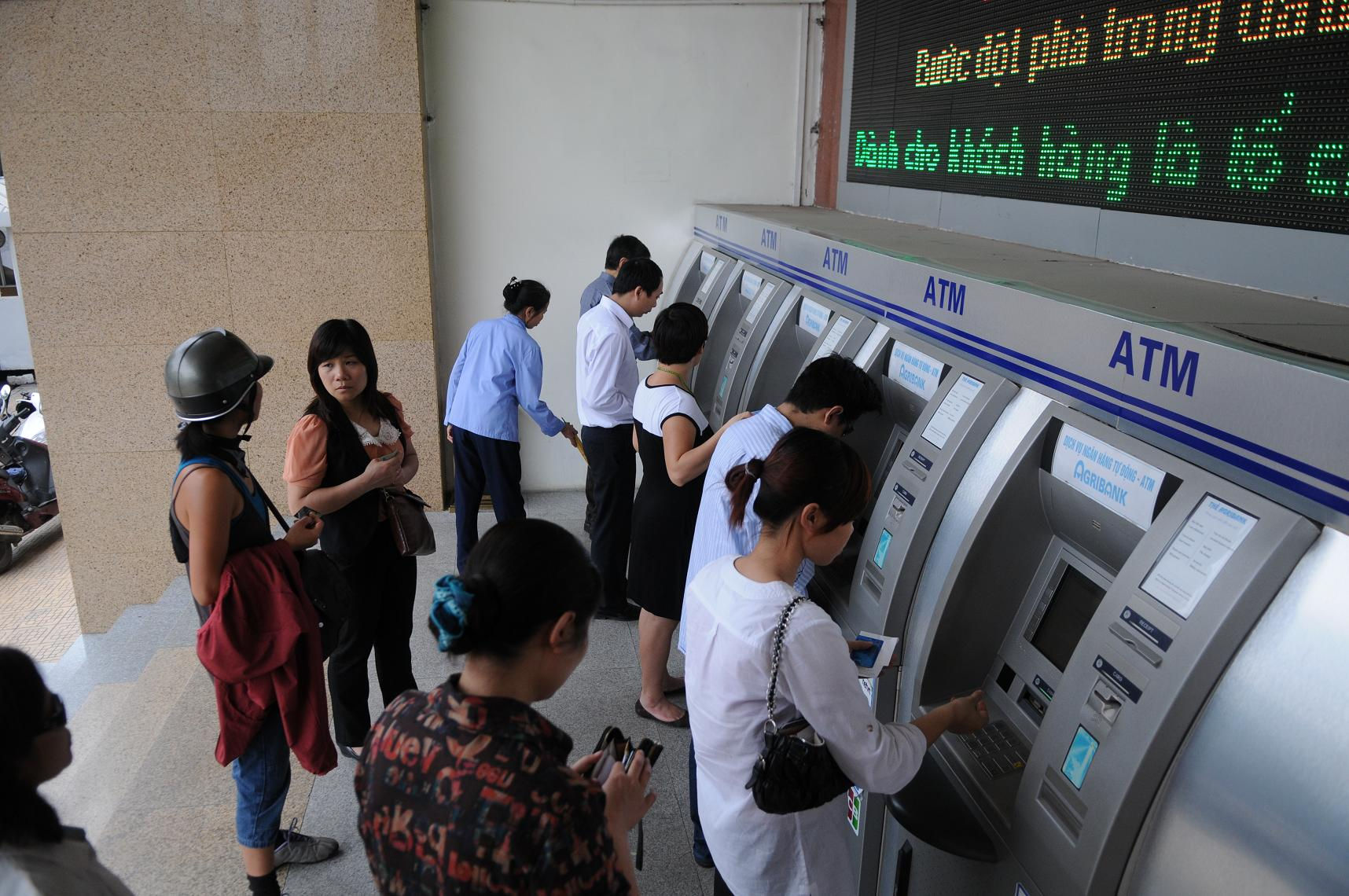 Nhiều trạm ATM quá tại dịp tết.