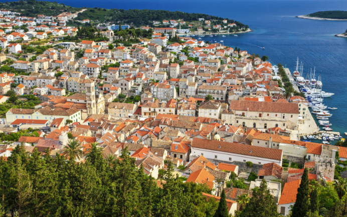 Croatia thu hút khách du lịch từ khắp nơi trên thế giới nhờ các thành phố lịch sử như Dubrovnik và Split. Đặc biệt, theo nhiều du khách, một nét đẹp mà bạn không thể bỏ qua của vùng đất này là bờ biển trải dài gần 2.000km.