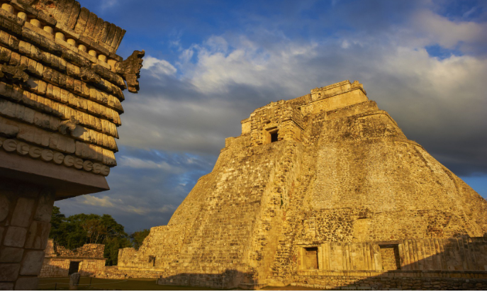   Mexico - đất nước với nhiều di tích cổ xưa của nền văn minh Maya và Aztec, những cảnh quan thiên nhiên đẹp đến mê hoặc là điểm đến hấp dẫn du khách. Thành phố Chichen Itza ở Mexico nổi tiếng với biểu tượng là kim tự tháp El Castillo ((hay thường được gọi là Chichen Itza), là một trong bảy kỳ quan thế giới mới của nhân loại được công nhận năm 2007.   