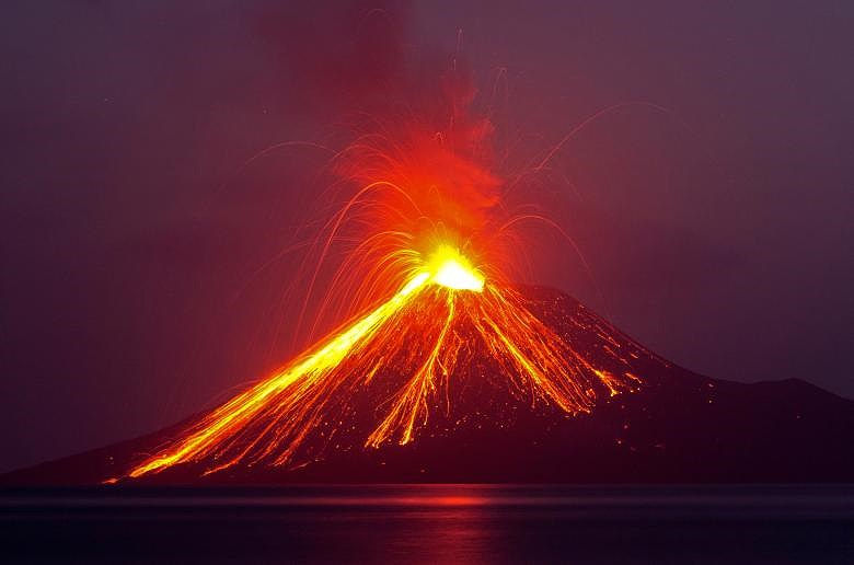 Dòng dung nham chảy xuống từ núi lửa Anak Krakatau trong một vụ phun trào núi lửa từ đảo Rakata ở tỉnh Lampung, Indonesia.