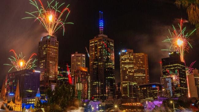 Pháo hoa chào năm mới được bắn ở những điểm cao trong thành phố Melbourne, Australia. Ảnh: Mark Stewart/News Corp Australia