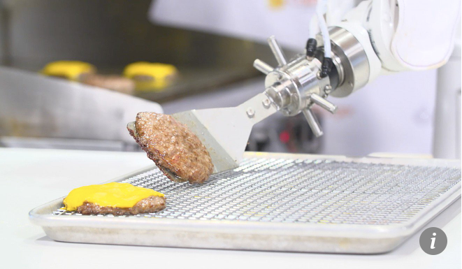 Flippy, một robot được tạo ra để lật lại bánh mì kẹp thịt, sử dụng kết hợp các công nghệ, bao gồm máy ảnh, trí tuệ nhân tạo và máy quét nhiệt.