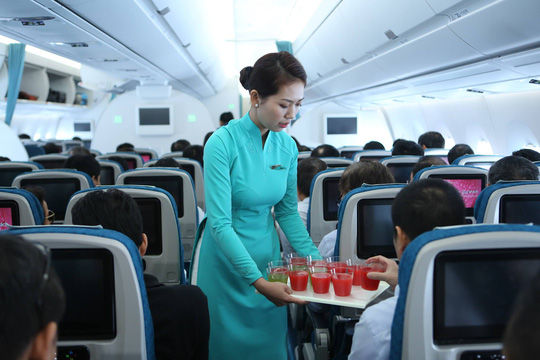 Đe dọa, lăng mạ nhân viên hàng không, hành khách trên máy bay sẽ bị phạt tiền từ 3-5 triệu đồng.
