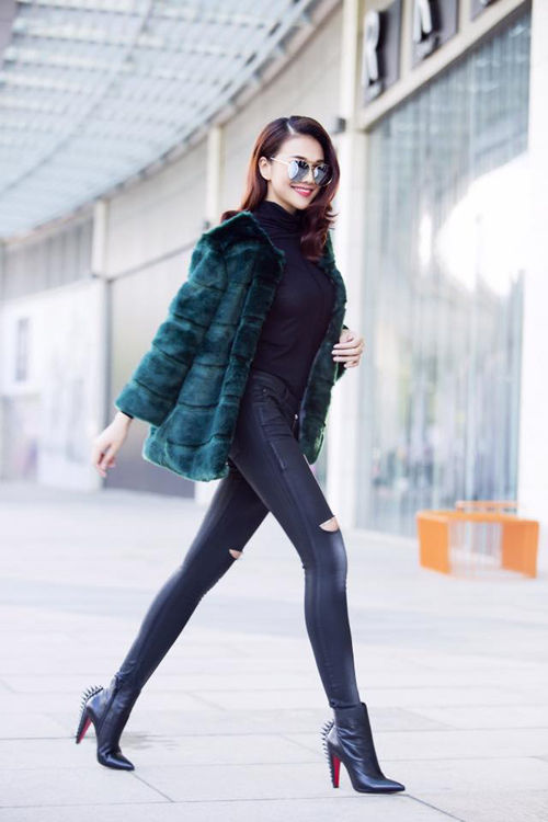 Cách phối đồ mùa đông phổ biến nhất chính là công thức áo lông ấm áp và boot quen thuộc (nguồn internet).