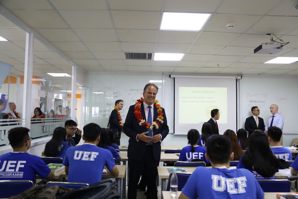Nghị sĩ Mark Field giao lưu với sinh viên UEF.