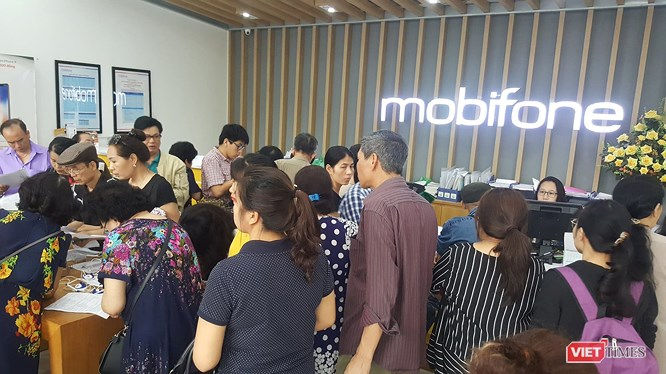   MobiFone được cho là khéo léo trói chân khách hàng bằng một chương trình khuyến mãi tặng 20 nghìn đồng cho thuê bao.   