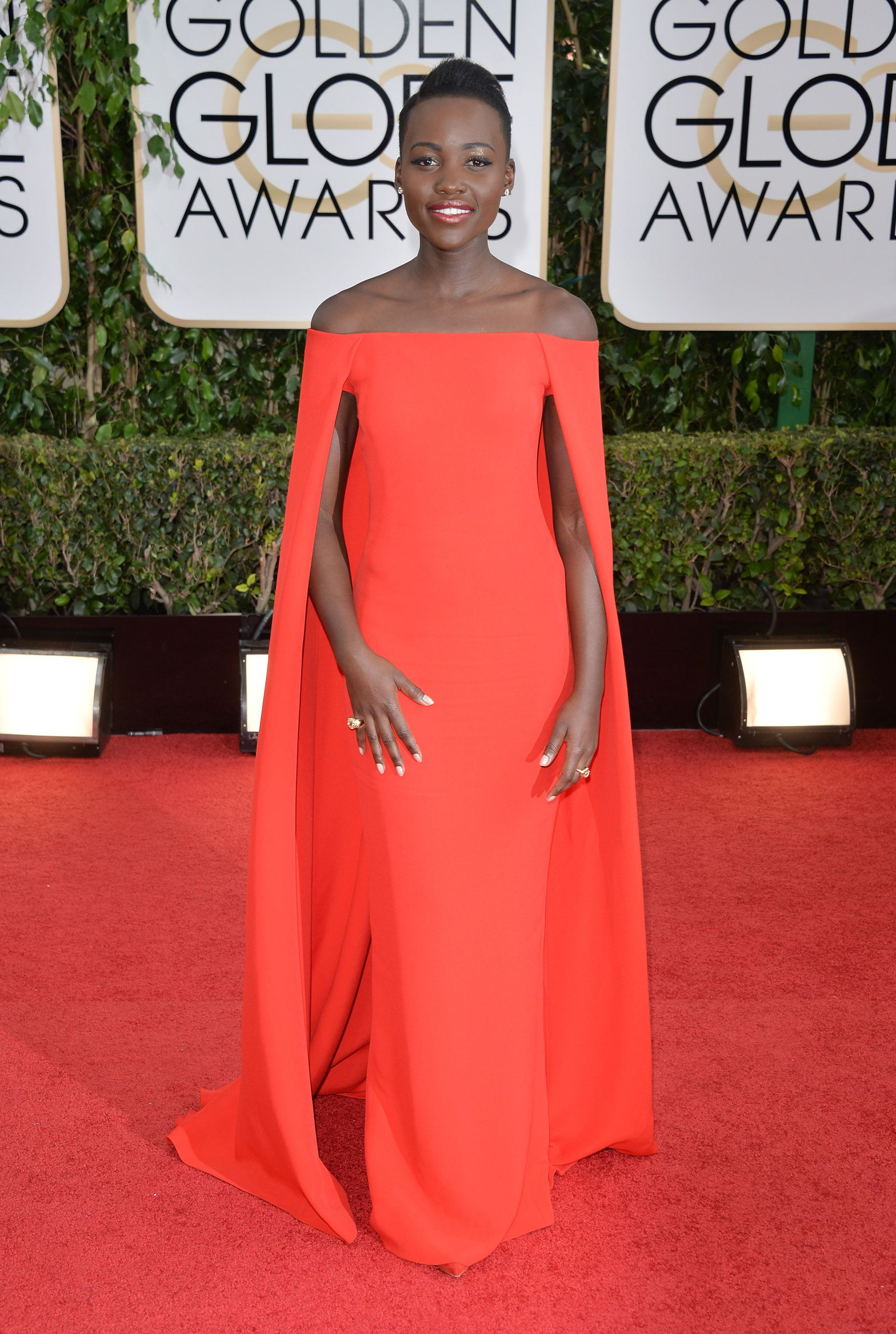 Đến dự lễ trao giải cùng năm, Lupita Nyongo’o chọn thiết kế từ nhà mốt Ralph Lauren. (Ảnh: usmagazine).