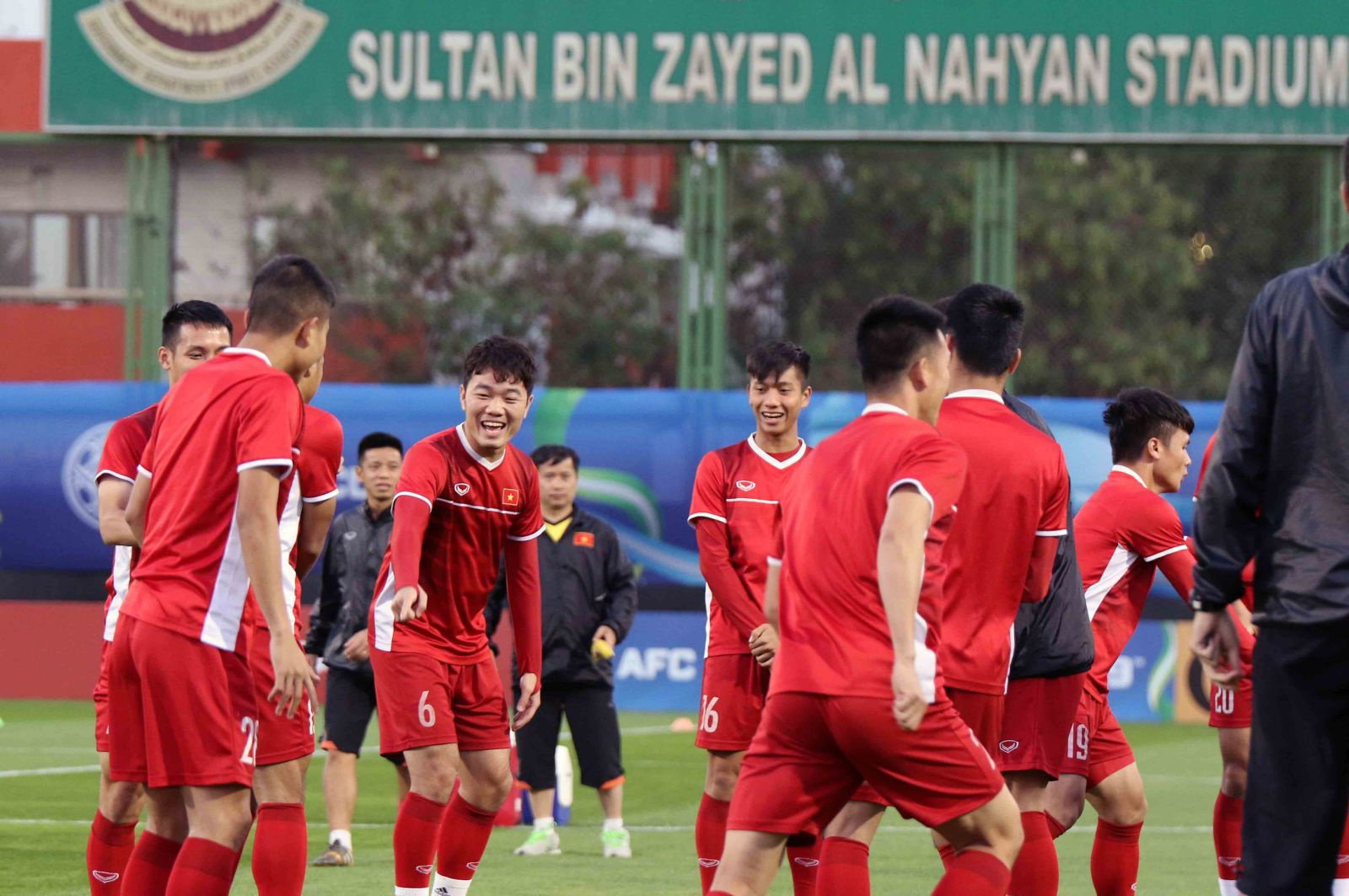 Hình ảnh buổi tập đầu tiên của tuyển Việt Nam trên đất UAE