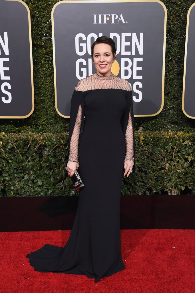   Olivia Colman, lấp lánh với áo choàng và đôi môi đỏ đã quyến rũ chúng tôi và khi cô ấy đứng giữa các bạn diễn trên sân khấu, cô ấy là tâm điểm của tất cả.  