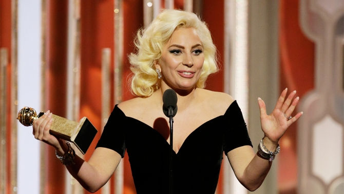 Lady Gaga nhận được giải Quả Cầu Vàng cho ca khúc nhạc phim.