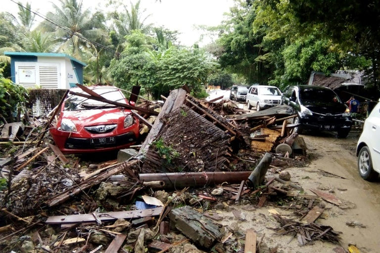 Trong ảnh là cảnh tan hoang sau khi sóng thần ập vào các địa phương ven biển của Indonesia hồi giữa cuối tháng 12/2018 khiến hàng trăm người thương vong. Ảnh: AFP