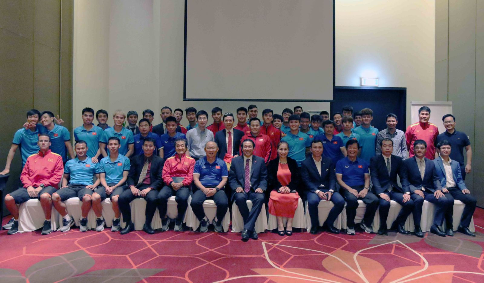 Đội tuyển chụp ảnh lưu niệm cùng lãnh đạo Đại sứ quán Việt Nam tại UAE. (Ảnh VFF)