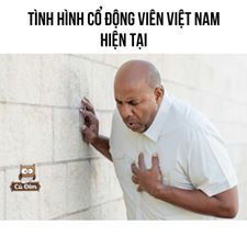 Cổ động viên đau lòng sau thất bại đáng tiếc.