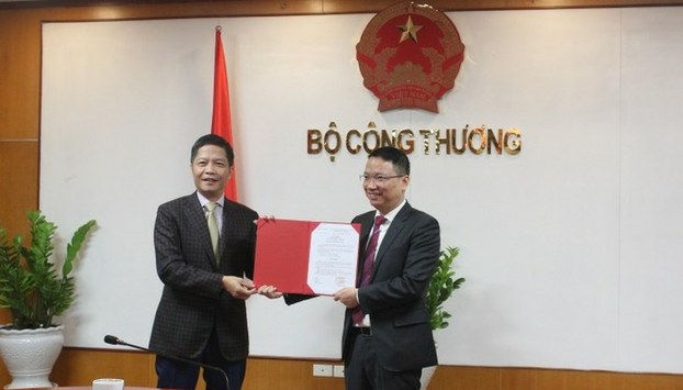Bộ trưởng Trần Tuấn Anh trao quyết định cho ông Lê Triệu Dũng ở Hà Nội hôm 4/1/2019