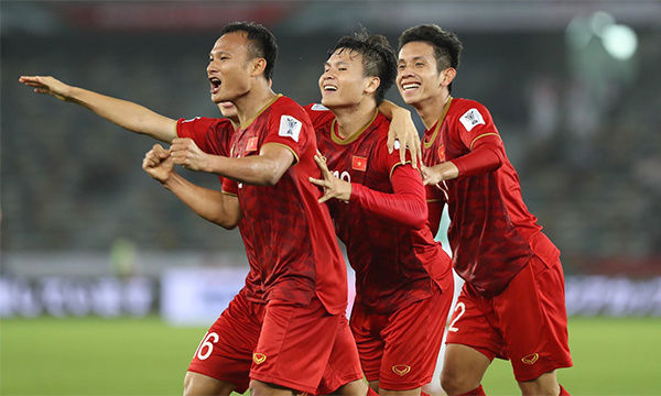 Trọng Hoàng và đồng đội ăn mừng sau pha ghi bàn đầu tiên.