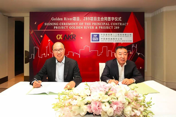  Chủ tịch Công ty AKR Việt Nam Wang Weixin ký hợp đồng nguyên tắc với đối tác về hai dự án tại Tp. HCM. Logo của AKR cũng được cách điệu theo ký hiệu alpha. (Ảnh: Internet)