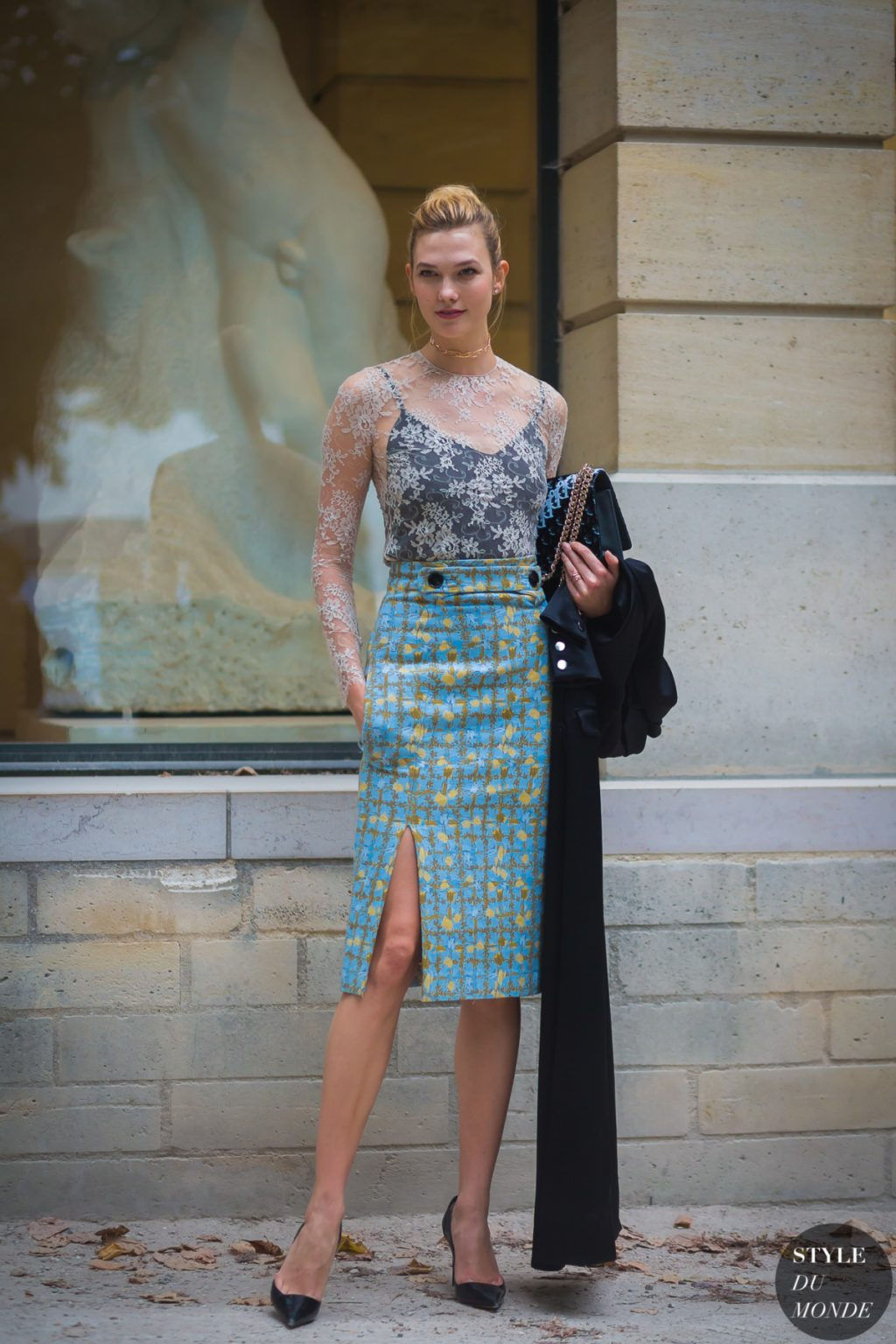 Xuất hiện tại Tuần lễ thời trang Xuân – Hè 2017, Karlie Kloss kết hợp váy bút chì họa tiết với áo ren xuyên thấu phủ ngoài áo hai dây, tạo nên sự đa dạng họa tiết thú vị. (Ảnh: Style du Monde) 