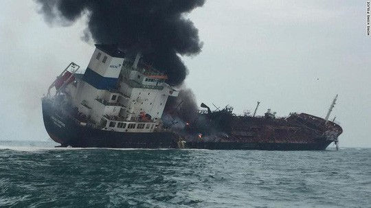 Tàu chở dầu bốc cháy dữ dội. Ảnh: Hong Kong Police.