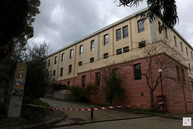 Cảnh sát phong tỏa khu vực xung quanh Đại học Aegean trên đảo Lesbos, Hy Lạp ngày 10/1.   Ảnh: Reuters