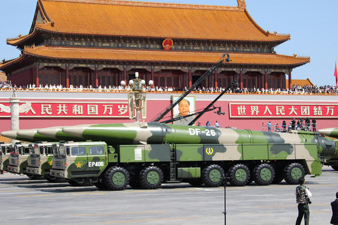 Tên lửa đạn đạo tầm trung DF-26 trong một cuộc diễu binh tại Bắc Kinh. Ảnh: Tân Hoa Xã.