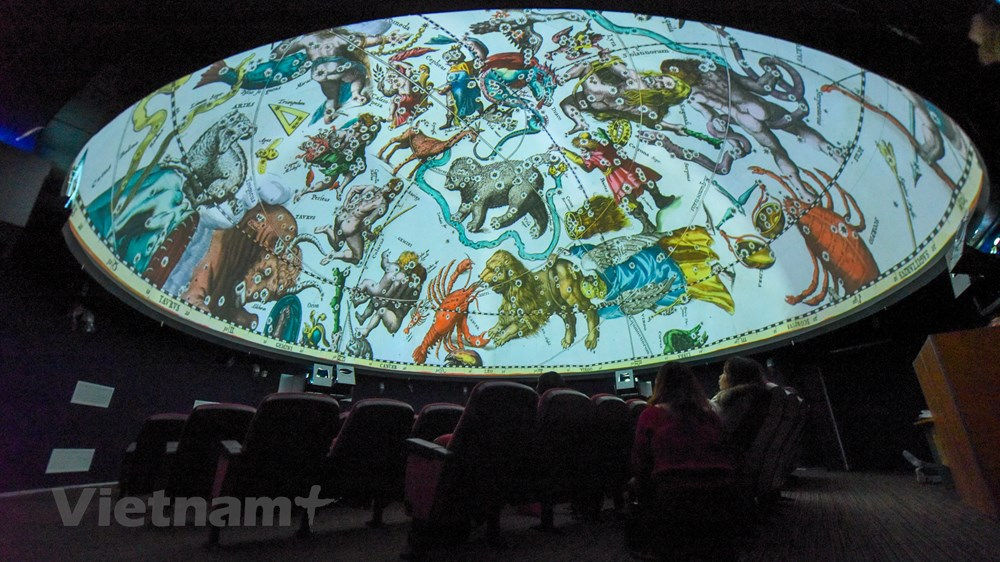 Trung tâm sở hữu một phòng chiếu các hình ảnh vũ trụ quy mô khoảng 100 ghế ngồi được thiết kế giống như một rạp chiếu phim dạng mái vòm. (Ảnh: Minh Sơn/Vietnam ).