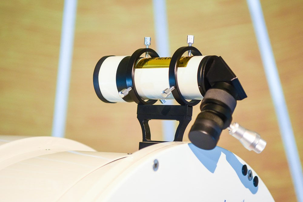 Đây là ống ngắm quan sát được ở góc rộng giúp người xem định hình và đưa đối tượng muốn chụp/ngắm vào trường nhìn của ống của kính thiên văn. (Ảnh: Minh Sơn/Vietnam ).