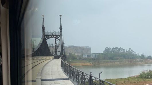 Cây cầu này là một bản sao Cầu Tự do ở Budapest, Hungary. Xe điện chạy qua khuôn viên qua cây cầu này. Ảnh: CNBC.
