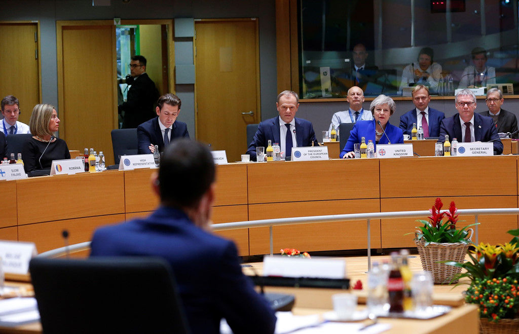 Bà May và các nhà lãnh đạo EU trong cuộc họp đặc biệt tại Brussels, Bỉ, hôm 25/1 để thống nhất thỏa thuận Brexit. Ảnh: Reuters.