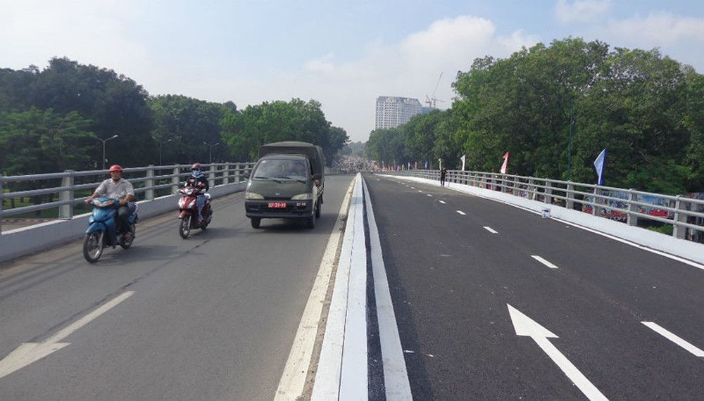Một góc cầu vượt thép nút giao Nguyễn Thái Sơn – Nguyễn Kiệm. Ảnh: PLO