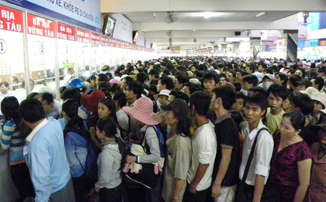 Hàng trăm người dân xếp hàng mua vé xe mỗi dịp Tết tại bến xe Miền Đông.