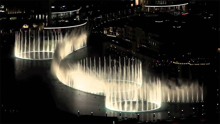   Màn trình diễn của sân khấu nhạc nước dài nhất thế giới trên hồ Burj Dubai.  
