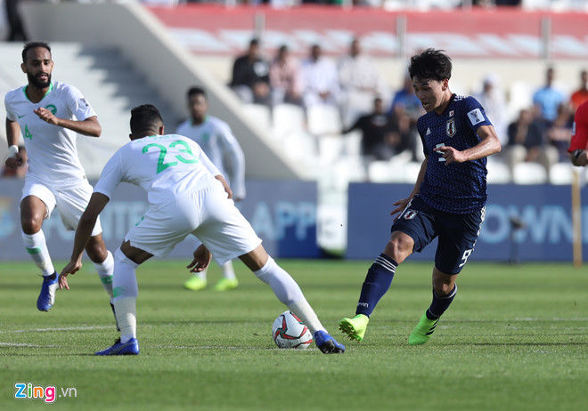 Đội tuyển Nhật Bản (áo xanh) vượt qua Saudi Arabia để đối đầu với Việt Nam ở tứ kết.