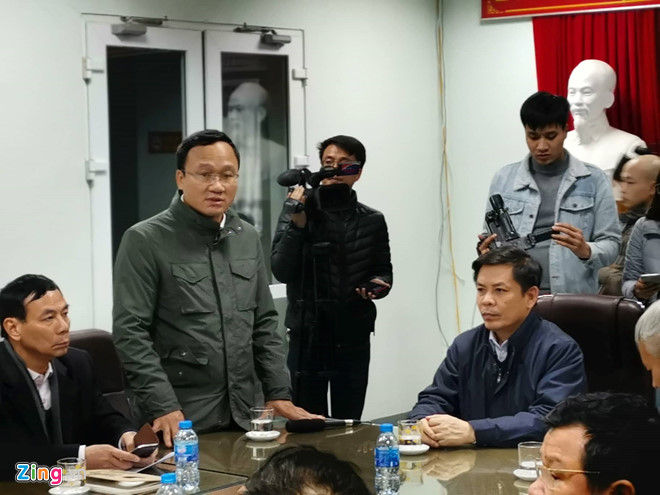 Phó trưởng ban ATGT Quốc gia Khuất Việt Hùng báo cáo tình hình vụ tai nạn với Bộ trưởng GTVT Nguyễn Văn Thể. Ảnh: Zing.vn
