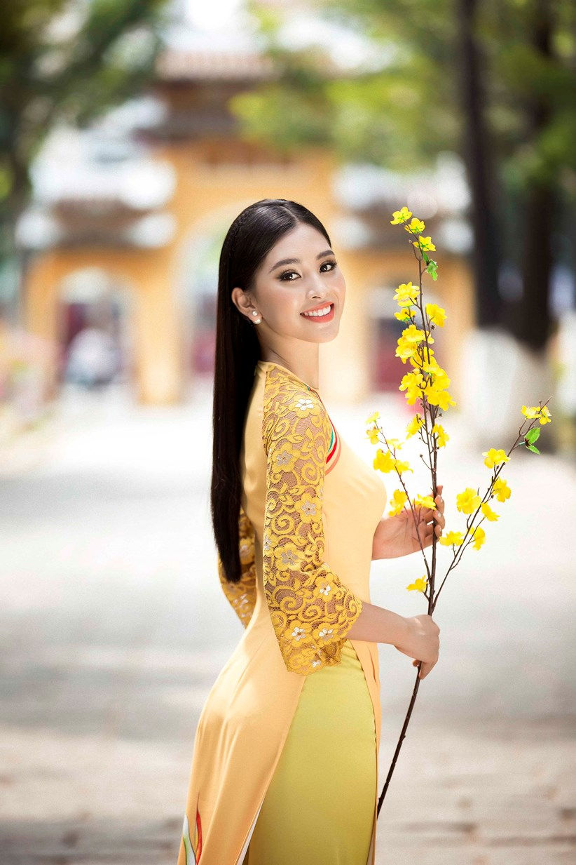 Hoa hậu Tiểu Vy khoe sắc xuân trong áo dài Ngô Nhật Huy 