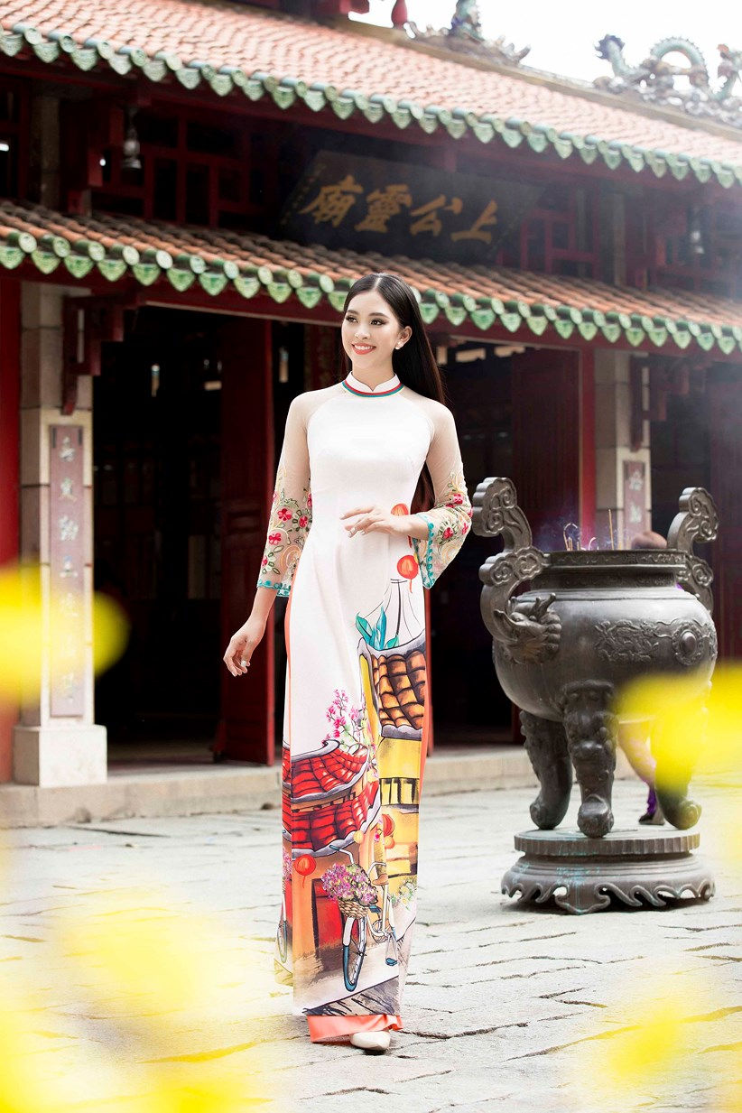 Hoa hậu Tiểu Vy khoe sắc xuân trong áo dài Ngô Nhật Huy 